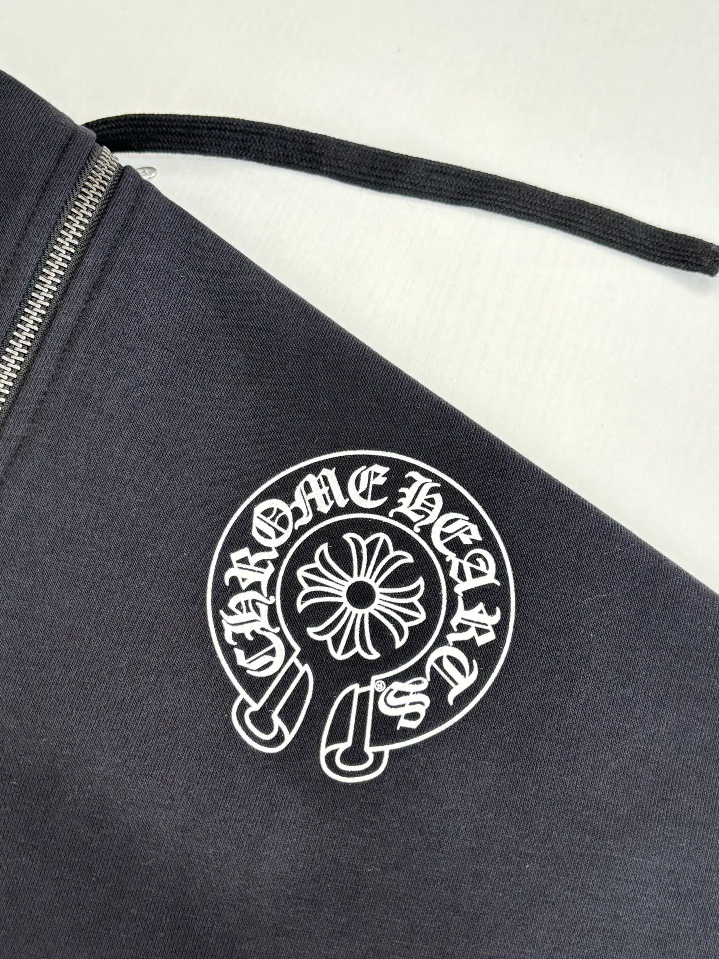 P430 Chrome Heart*/Chrome Heart 25 Ch New York City limited zipper hooded sweatshirt. The fabric is made of 420g thin velvet coarse fish scale fabric. The printing is printed with hand glue based on the original version. The finished product is brushed and washed to shape. It feels excellent. Real antique silver and distressed chain heads (key points: zipper pullers are sprayed with silver and distressed). Size: S/M/L